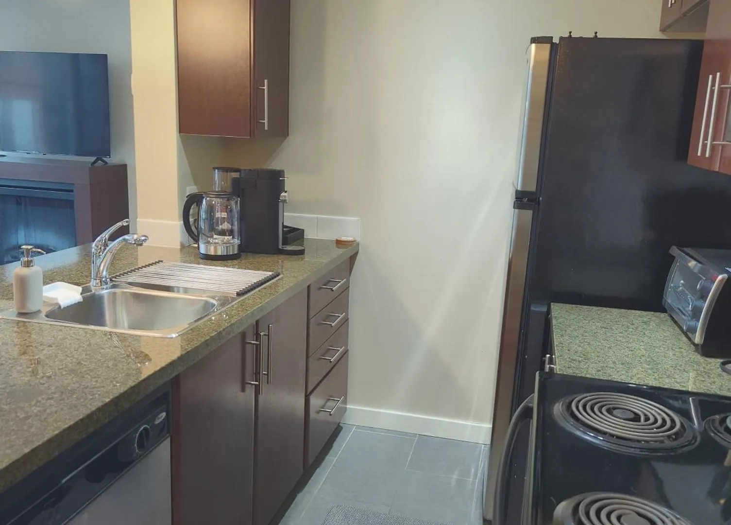 1 Bedroom Apartment Beside Roger'S Arena, Bcplace, Skytrain Vancouver