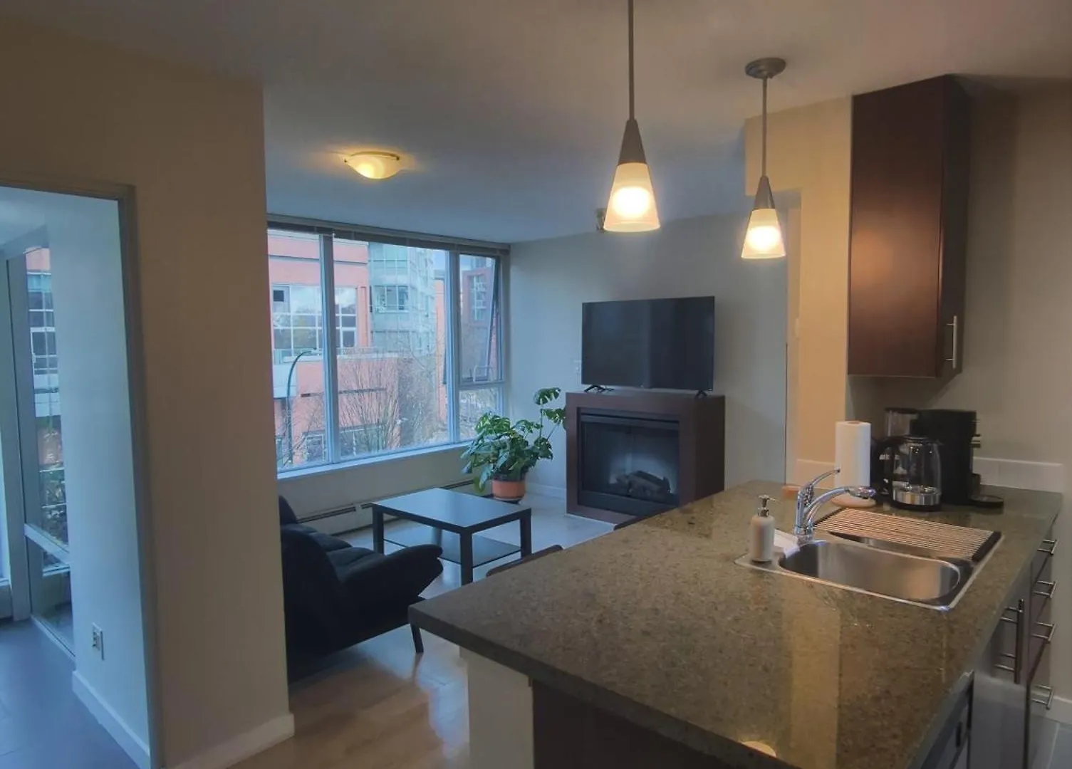1 Bedroom Apartment Beside Roger'S Arena, Bcplace, Skytrain Vancouver