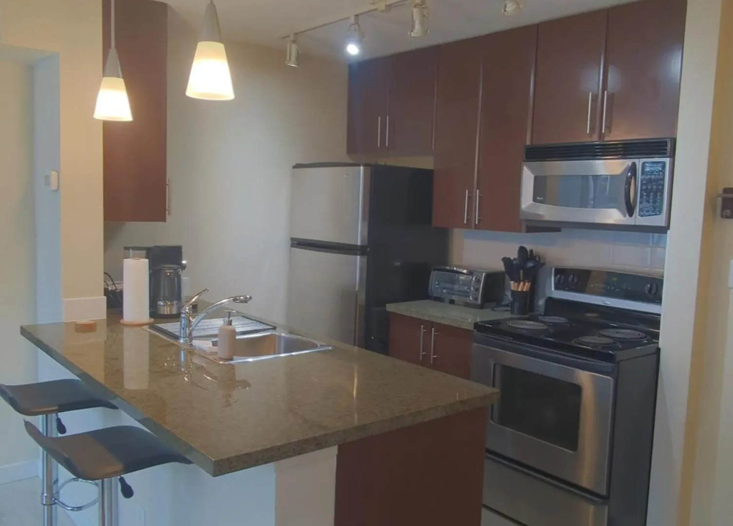 1 Bedroom Apartment Beside Roger'S Arena, Bcplace, Skytrain Vancouver Kanada